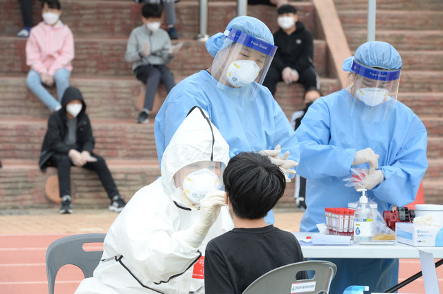 [울산=뉴시스] 배병수 기자 = 울산 동구의 한 초등학교 학생이 코로나19 확진 판정을 받은 지난 12일 오전 해당 초등학교 임시 선별검사소에서 한 학생이 코로나19 진단검사를 받고 있다. 2021.05.12. bbs@newsis.com