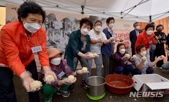 [광주=뉴시스] 변재훈 기자 = 제41주년 5·18민중항쟁기념행사위원회가 5·18 41주기를 이틀 앞둔 16일 오후 광주 서구 양동 행정복지센터에서 '주먹밥'을 만들어 나누는 기념 행사를 열고 있다. 항쟁 당시 양동시장 노점상인들이 41년 전 시민군에게 건넸던 주먹밥을 만드는 장면을 재현하고 있다. 2021.05.16. wisdom21@newsis.com