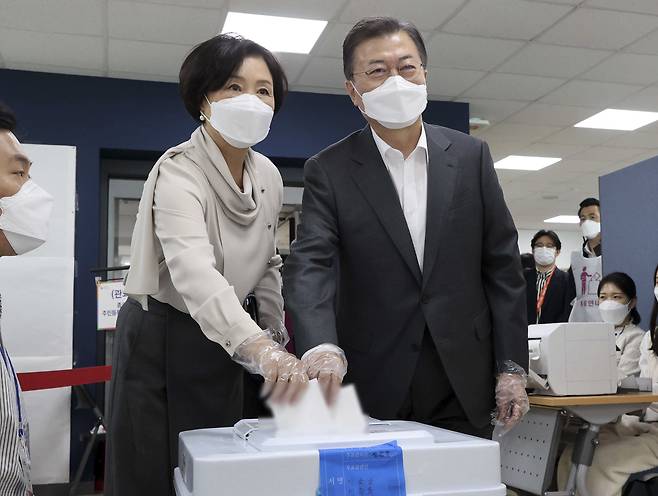 - 문재인 대통령과 부인 김정숙 여사가 2일 오전 서울 종로구 삼청동 주민센터를 방문해 2021재보궐선거 사전투표를 하고 있다.  2021. 4. 2 청와대사진기자단