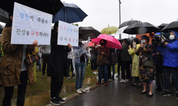 - 16일 서울 서초구 반포한강공원 내 수상택시승강장 인근에서 지난달 한강공원에서 친구와 술을 마신 후 실종됐다가 숨진 채 발견된 고 손정민군을 위한 평화집회가 열리고 있다. 2021.5.16 오장환 기자 5zzang@seoul.co.kr