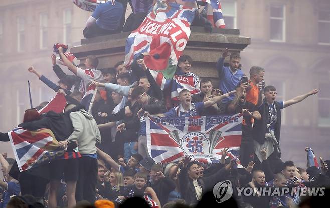 레인저스의 우승을 열광적으로 축하하는 레인저스 팬들 (AP=연합뉴스)