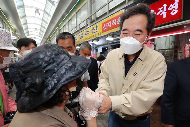 더불어민주당 대권주자인 이낙연 전 대표가 14일 오전 광주 북구 말바우시장에서 상인과 시민들을 만나고 있다.(사진=연합뉴스)