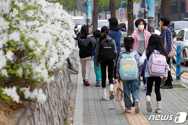 지난달 22일 서울 한 초등학교에서 학생들이 등교하고 있다./뉴스1 © News1 안은나 기자