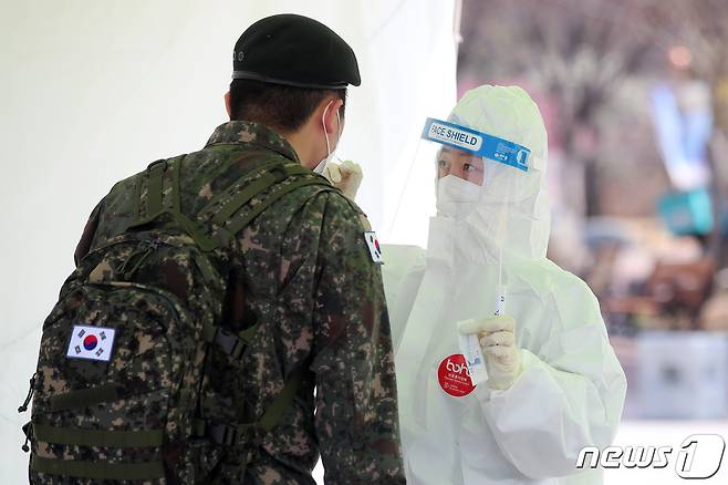 군 장병이 신종 코로나바이러스 감염증(코로나19) 진단검사를 받고 있다. 2021.3.7/뉴스1 © News1 공정식 기자