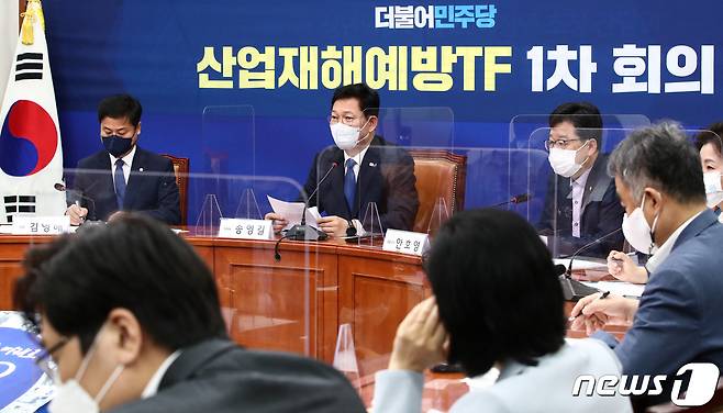 송영길 더불어민주당 대표가 17일 오전 국회에서 열린 산업재해 예방 TF 1차 회의에서 모두발언을 하고 있다. 송 대표는 이 자리에서 "다시는 일터에 나간 우리 아들 딸, 엄마, 아빠들이 집으로 돌아오지 못하는, 가족 품에 못 돌아오는 비극이 반복되지 않도록 민주당이 앞장서겠다＂고 밝혔다. 2021.5.17/뉴스1 © News1 오대일 기자