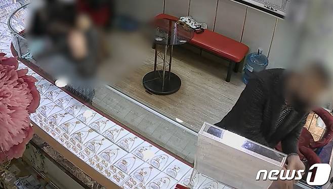 절도 혐의로 구속송치된 A씨(오른쪽)가 대전 동구 중동 소재 금은방에서 귀금속을 훔치는 모습이 CCTV에 고스란히 촬영됐다. (대전경찰청 제공) © 뉴스1