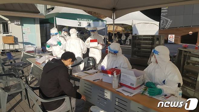 제천시보건소 선별진료소에서 시민이 검진 검사를 받고 있다.© 뉴스1 조영석 기자