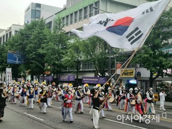 5·18 민주화운동 41주년을 하루 앞둔 17일 오후 광주광역시 동구 금남로에서 전야제 부대행사로 풍물놀이가 진행되고 있다.