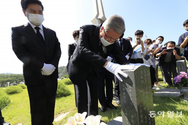 지난해 8월 19일 미래통합당 김종인 비상대책위원장이 광주시 북구 운정동 국립 5·18 민주묘지를 찾아 묘비를 어루만지며 참배하고 있다. 광주=박영철 기자