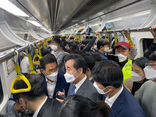 이낙연 전 민주당 대표가 17일 오전 7시 출근시간에 김포골드라인에 탑승하고 있다. 김주영 의원실 제공