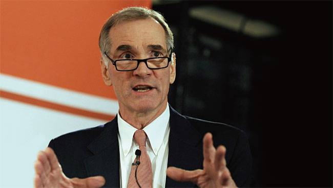 5월 5일(현지시각) 세상을 떠난 데이비드 스웬슨 미국 예일대 최고투자책임자(CIO)가 2012년 미국 뉴욕에서 열린 한 포럼에 참석해 발표하고 있다. 사진 블룸버그