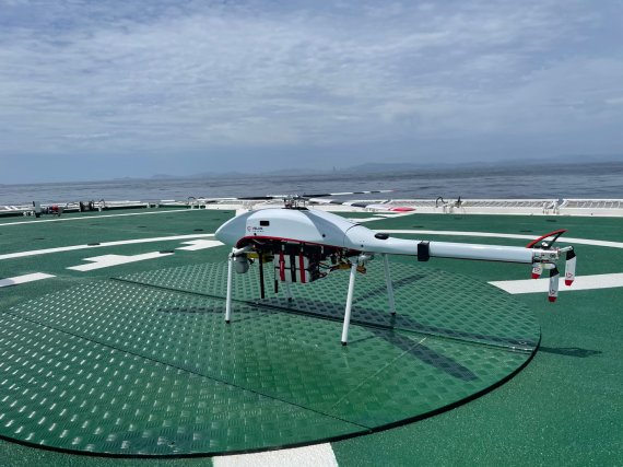 해양경찰청 최초로 남해안에 배치한 무인 헬리콥터. 이 무인헬기는 최대 시속 130㎞, 작전반경 20㎞, 최대 90분까지 비행을 할 수 있다. 남해지방해양경찰청 제공