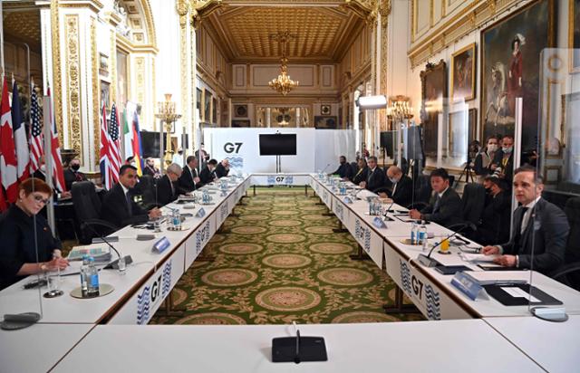 지난 5일(현지시간) 영국 런던에서 주요 7개국(G7) 외교장관 회의가 진행되고 있다. G7 외교·개발장관들은 이틀 일정의 이번 회의를 마친 후 발표한 공동성명(코뮈니케)에서 중국과 러시아의 국제질서 위협과 인권 침해를 비판했다. 런던=AFP 연합뉴스