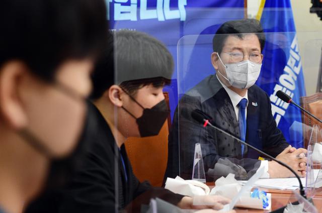 송영길(오른쪽) 더불어민주당 대표가 17일 국회에서 열린 성년의날 기념 20대 청년 초청간담회에서 청년들의 발언을 경청하고 있다. 오대근 기자