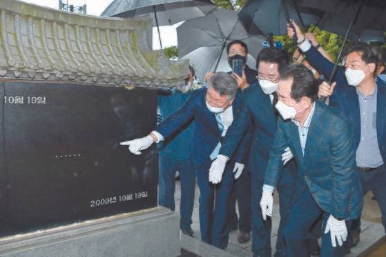 정세균 전 국무총리(오른쪽)가 같은 날 여수시를 방문해 여순사건 위령비를 참배한 후 살펴보고 있다. [연합뉴스]