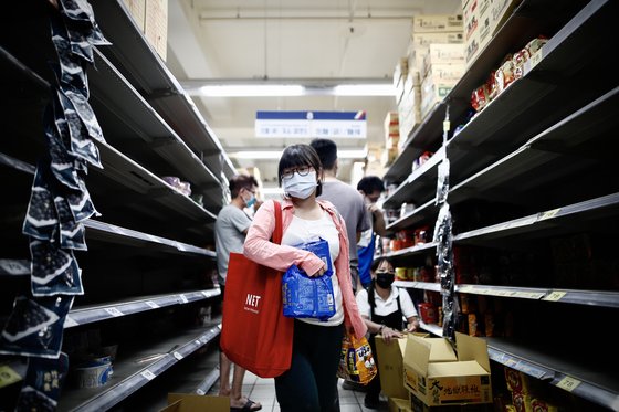 15일 대만 타이베이의 한 식료품점 진열대가 사재기로 텅 비어 있다. [EPA=연합뉴스]