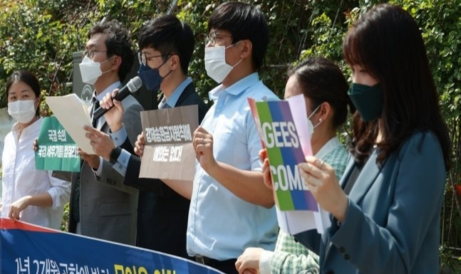 A refugee status seeker from an African nation won his case against the Ministry of Justice on Monday. (Yonhap)