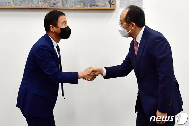 한병도 더불어민주당 원내수석부대표(왼쪽)와 추경호 국민의힘 원내수석부대표가 지난 10일 오전 국회에서 가진 첫 회동에서 인사를 나누고 있다. /사진=뉴스1.