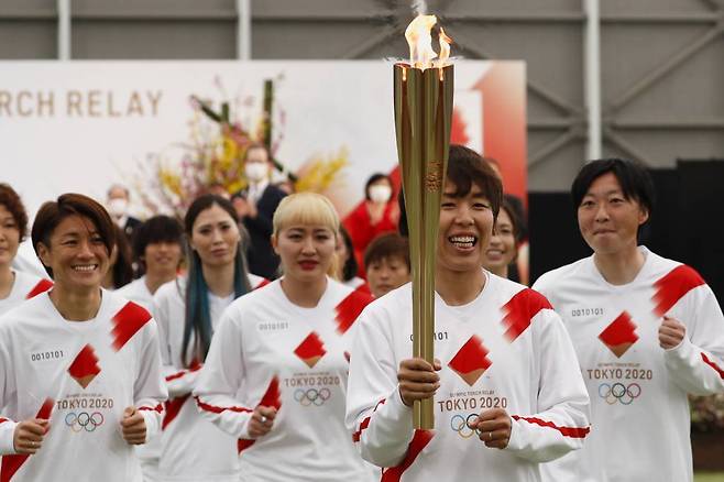 3월 25일 일본 후쿠시마현 나라하에서 2020 도쿄올림픽 성화 봉송이 시작돼 2011년 당시 일본 여자축구 국가대표팀 '나데시코 재팬' 구성원들이 성화 봉송을 하고 있다. /AP=뉴시스