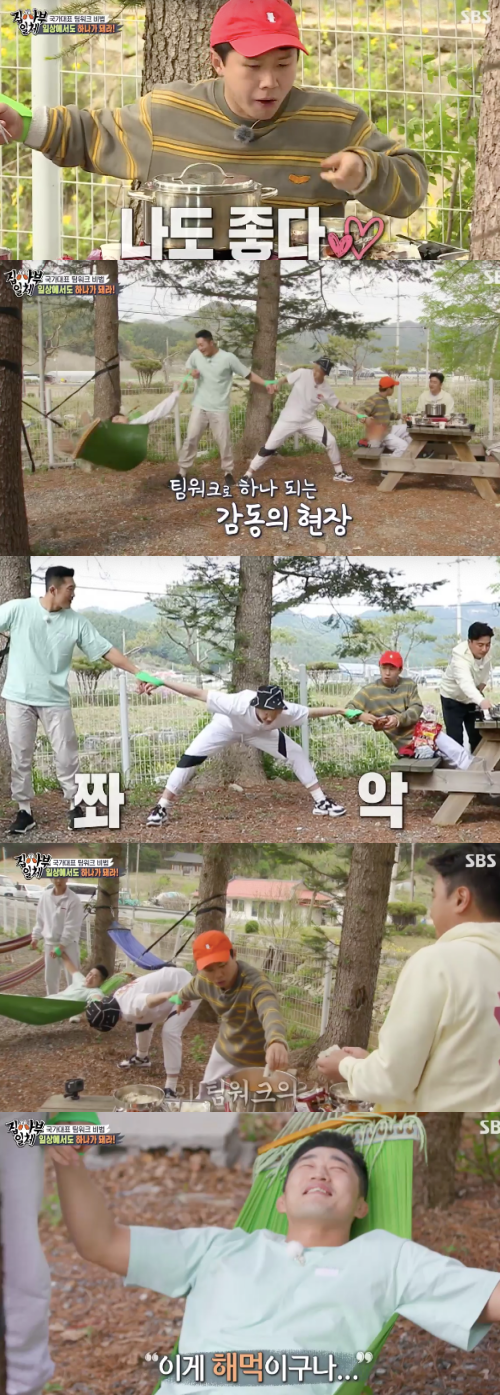 In All The Butlers, Ahn Jung-hwan appeared as master, and Park Ji-sung and Son Heung-min also laughed with delightful gestures, saying that they were their brothers.Ahn Jung-hwan appeared in SBS entertainment All The Butlers on the 16th.While the members took a break on the day, Ahn Jung-hwan prepared a special Samgyetang for the members.However, each member whose hands were tied up was worried about how to eat.In the end, he gave up one arm and showed consideration, and Ahn Jung-hwan said, The training is going well. If I give up one, I can get courage at the same time.The members shouted We are one and showed warmth.At this time, Kim Dong-Hyun said he wanted to lie in the hammock after dinner, and the members were embarrassed that the rest should stand.When Ahn Jung-hwan tested Donghyun is Hope, Lee Seung-gi decided to listen to Kim Dong-Hyuns Hope, saying, Lets put down chopsticks.Yang Se-hyeong then proposed a bomb to boil ramen noodles, helped each other to boil ramen noodles, and shared ramen noodles.Yang Se-hyeong was a more team-friendly food that cared for and conceded to each other so that he said, It was good when I ate rice.Ahn Jung-hwan, who was impressed by the teamwork of the members, said, I will go to get coffee, but he looked at the members who demanded various things and said, If you do well, there is no limit.When I saw you alone, you kept driving away the bugs, and you keep them behind you, not shy in front of you, said Ahn Jung-hwan, who left the room for a while. I feel tickled to express, and if someone gets hurt, the hospital is the first cool style to go first. I did.When Ahn Jung-hwan returned and said, Lets train again in the afternoon, the members who wanted to avoid training turned to the topic of conversation, saying, Who was good and teamwork?Ahn Jung-hwan said, Kim Sung-joo is talking about good teamwork with me, and I am not very good. Kim Yong-man was not very good at his first impression, but he was very good.I didnt want to see him at first, but I dont like him, but I really admire him, the more I know him, said Ahn Jung-hwan, who expressed his affection for Kim Yong-man, saying, I was sick and I gave him an emergency prescription, I also put up with the heat for my sick brother, but he was grateful, but he has been more intense and more carefree since then. ...Above all, Lee Seung-gi said, There are many sports stars in Korea, but there is a star named Ahn Jung-hwan, so it is not Hero of Hero, but it is different from Park Ji-sung, but star is more cool than star and Hero, star should be born.Ahn Jung-hwan said, Is not Hero good for anyone?I came here, but Ji Sung tells me, then call Ji Sung. He was jealous and said that he was his brother to Park Ji-sung.When Park Ji-sung said, Is not he a senior?, Ahn Jung-hwan added, If you have more money than me, you are unconditionally brother to Son Heung-min.Capture All The Butlers Broadcast Screen