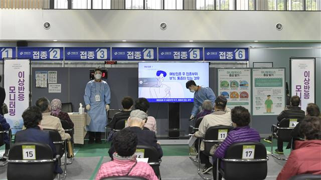 서울 서대문구가 돌봄SOS센터 서비스와 연계해 75세 이상 주민들의 코로나19 백신 접종 과정을 지원한다. 사진은 북아현문화체육센터 4층에 마련된 백신접종센터.서대문구 제공