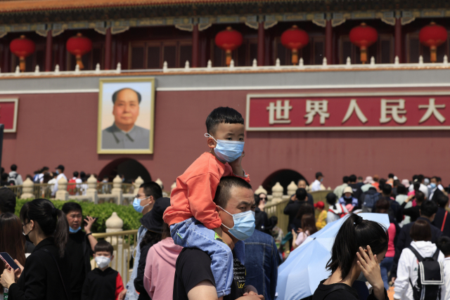 지난 3일 중국 노동절 연휴때 한 남자 아이를 목마 태운 가족이 베이징 톈안먼광장을 구경하고 있다. 40년간 이어진 ‘한자녀정책’ 여파로 남초 현상이 심각해졌다. /AP연합뉴스