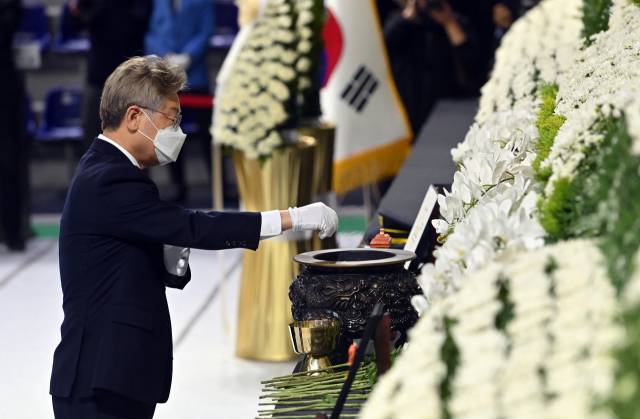 이재명 경기도지사가 11일 경기도 용인실내체육관에서 경기도청장으로 엄수된 화재 현장 출동 중 순직한 신진규 소방교 영결식에서 분향하고 있다. /연합뉴스