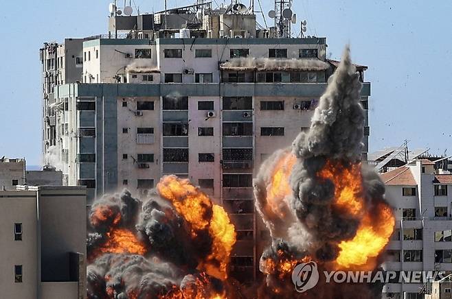 AP통신 입주한 가자지구 건물 공습 [AFP=연합뉴스]