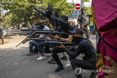 사제 공기총으로 군경과 맞서는 미얀마 시위대 [AP=연합뉴스]