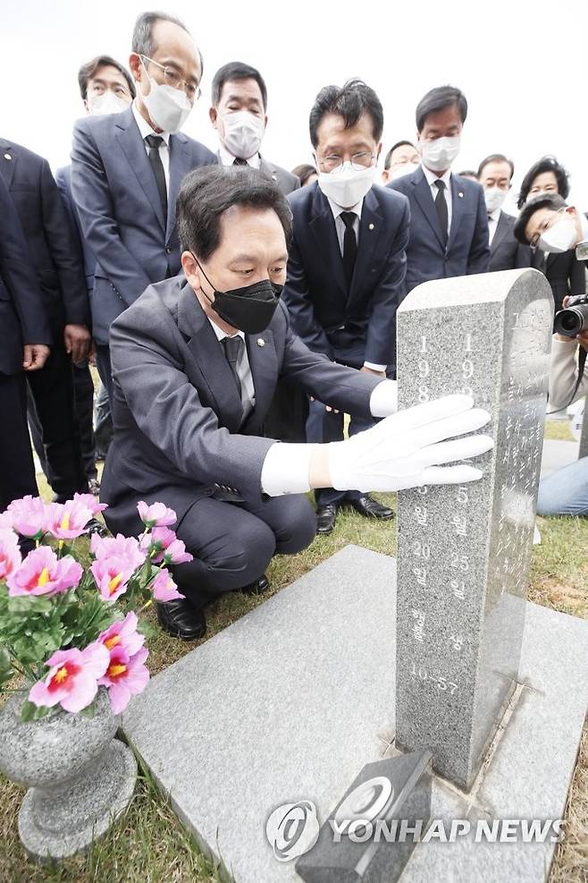 5·18묘지 방문한 김기현 당 대표 권한대행 [연합뉴스 자료사진]