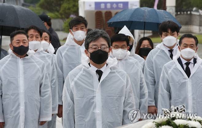 5·18묘지 참배하는 유승민 (광주=연합뉴스) 천정인 기자 = 국민의힘 유승민 전 의원이 17일 오후 광주 북구 국립 5·18 민주묘지를 참배하고 있다. 2021.5.17 iny@yna.co.kr