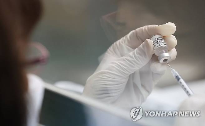 화이자 백신 준비하는 관계자 [연합뉴스 자료 사진]