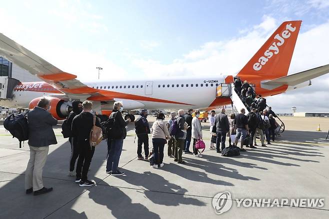 영국 개트윅 공항에서 비행기에 오르는 사람들 [PA/AP=연합뉴스. 재판매 및 DB 금지]