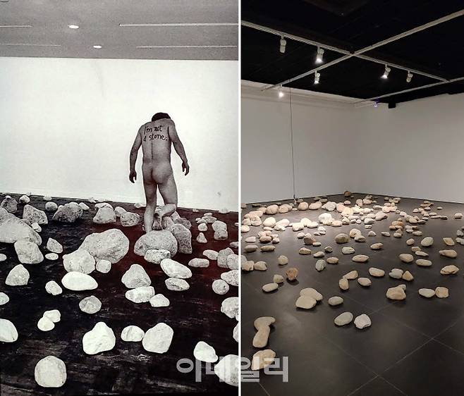 박현기가 1983년 대구 수화랑 개인전에서 돌무더기를 늘어놓은 작품 ‘무제’(1983) 위에서 펼친 퍼포먼스(왼쪽). 2021년 서울 갤러리현대가 작가 없는 공간을 그대로 재현했다. 이번 전시테마인 ‘아임 낫 어 스톤’(I’m Not a Stone)은 당시 작가의 몸에 쓴 문구에서 따온 것이다. 전시에 나온 영상 중 한 장면을 다시 촬영했다(사진=오현주 문화전문기자).
