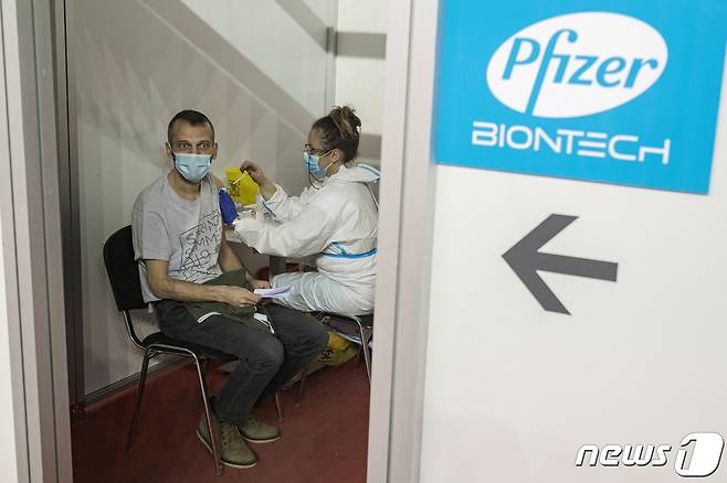 화이자·바이오엔테크의 코로나19 백신을 접종하는 세르비아 시민. © 로이터=뉴스1
