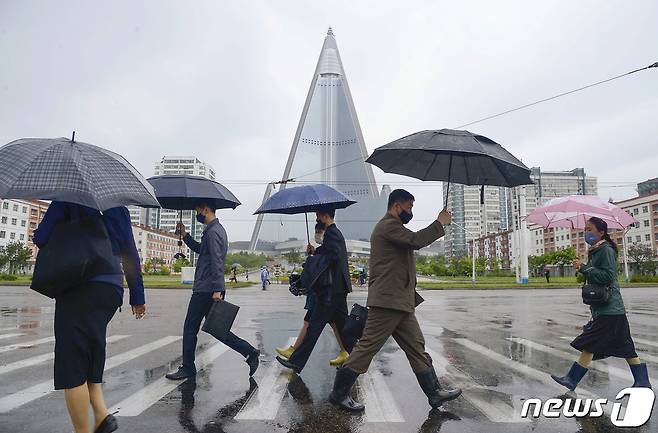 마스크를 착용한 북한 평양 시민들 <자료사진> © 로이터=뉴스1
