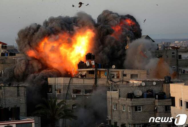 팔레스타인 무장 정파 하마스가 장악하고 있는 가자지구 민간인 주거지가 2021년 5월 16일 이스라엘의 폭격을 맞은 모습. © AFP=뉴스1