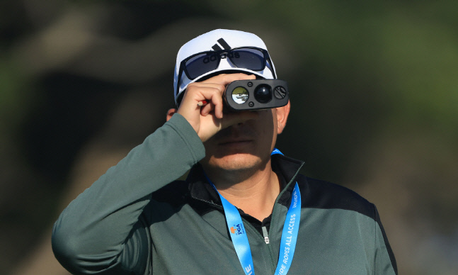 20일 열리는 메이저대회인 PGA챔피언십을 앞두고 연습라운딩에서 한 캐디가 거리측정기를 사용하고 있다. /골프위크 캡쳐