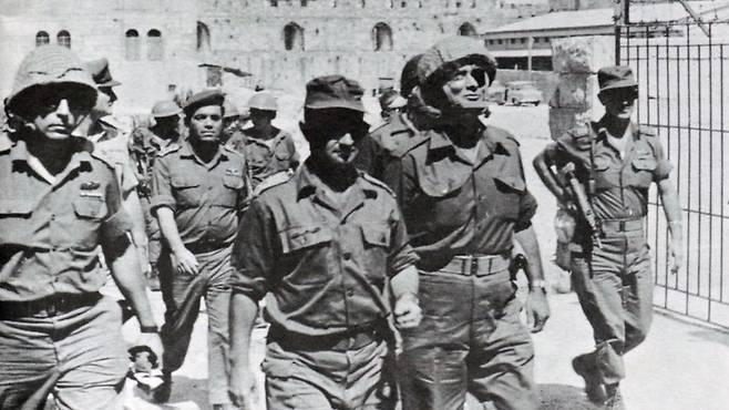 1967년 6일 전쟁이라고도 불리는 3차 중동 전쟁 중 이스라엘 군 장성이 동예루살렘에 도착하고 있다