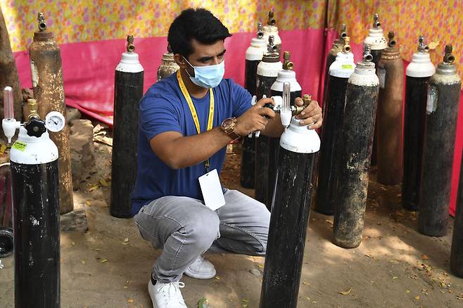 인도 뭄바이에 거주하는 샤나와즈 샤이크(32)가 산소 실린더를 정비하고 있다. 그는 인도 뭄바이에서 코로나 환자들에게 무료로 의료용 산소와 병상 등을 제공해 '산소 인간'으로 알려졌다. /트위터