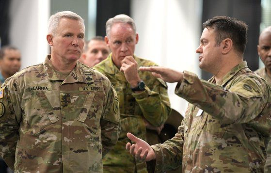 폴 라캐머러(맨 왼쪽) 미 태평양육군사령관(대장)이 지난해 12월 주일 미군 기지를 방문해 주일 미군 부사령관으로부터 설명을 듣고 있다. /미 육군