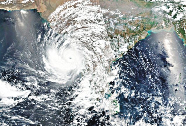 인도 서부 해안을 따라 북상하고 있는 사이클론 타우크태의 16일 위성 사진. 미 항공우주국(NASA) 제공