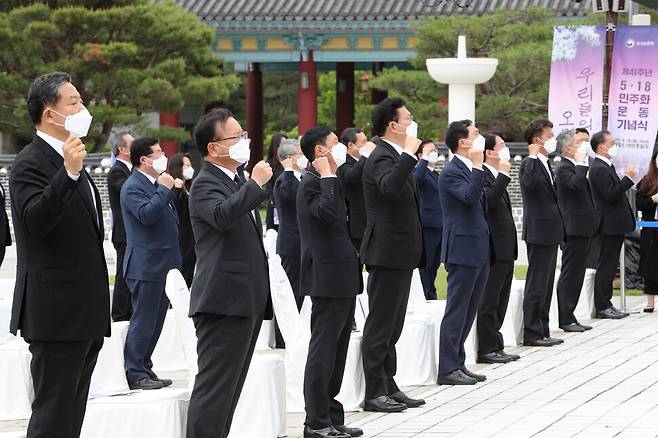 18일 광주 북구 국립5·18민주묘지에서 열린 제41주년 5·18 민주화운동 기념식 참석자들이 ‘임을 위한 행진곡’을 제창하고 있다. 연합뉴스
