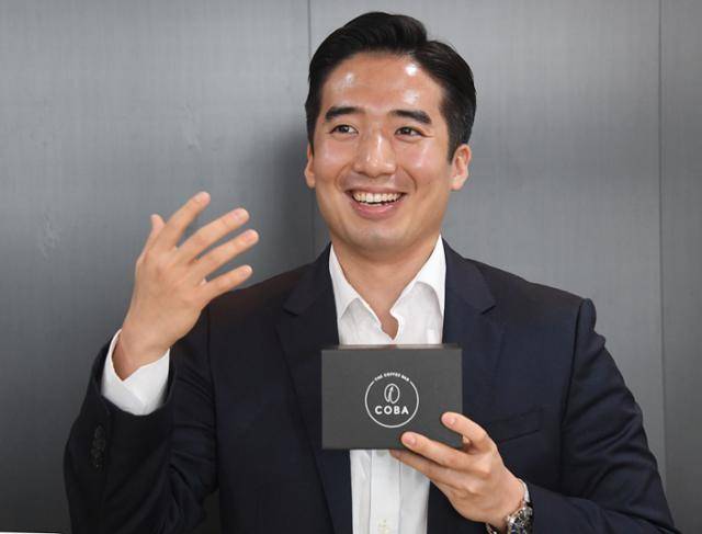 김동주 코바코리아 대표는 고체 커피 '코바'를 통해 마시는 커피 문화에 더해 씹는 커피 문화를 추가할 생각이다. 그는 씹는 커피를 "커피의 네 번째 물결"이라고 강조했다. 고영권 기자