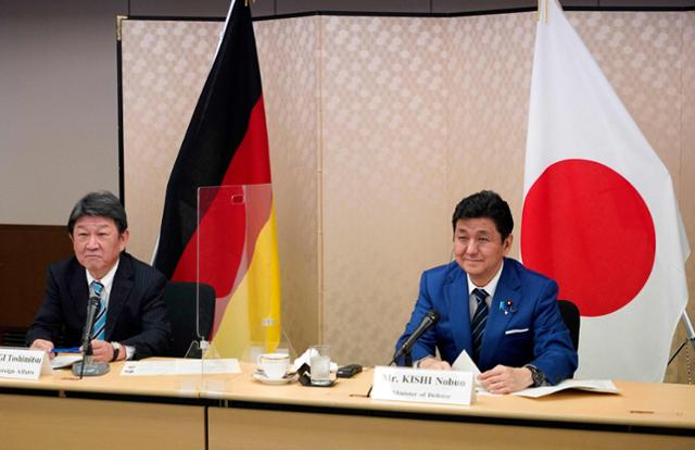 지난달 13일 독일과 외교국방장관(2+2) 회담을 화장으로 하고 있는 기시 노부오(오른쪽) 일본 방위장관. 왼쪽은 모테기 도시미쓰 일본 외무장관. 도쿄=AFP 연합뉴스