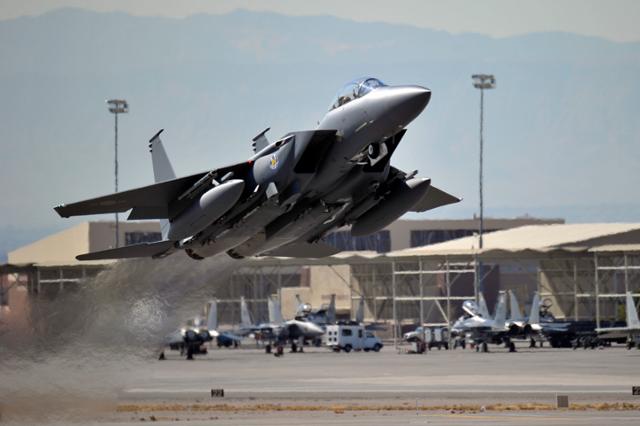 2012년 2월 한국, 미국, 사우디 등 3개국 공군이 참가한 가운데 미국 네바다주 넬리스(Nellis) 기지에서 2주간 진행된 레드 플래그(Red Flag) 훈련에서 F-15K 전투기가 넬리스 기지를 힘차게 이륙하는 모습. 공군 제공