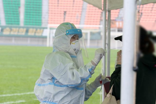 경북 경주시민이 지난 17일 경주시민운동장에서 신종 코로나바이러스 감염증(코로나19) 검사를 받고 있다. 연합