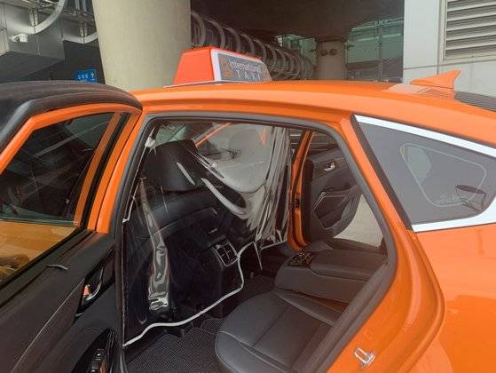 서울시가 보호격벽 설치를 의무화해 지원한 ‘입국자 전용 택시’. 보호 격벽이 설치돼있다. [서울시 제공]