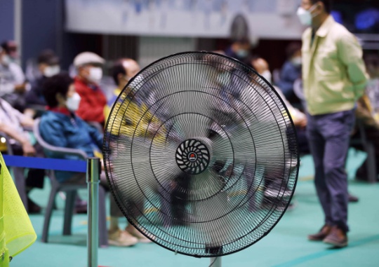 Time to Get the Fans Out Again: A fan is installed at a COVID-19 Vaccination Center in Buk-gu, Gwangju. Yonhap News