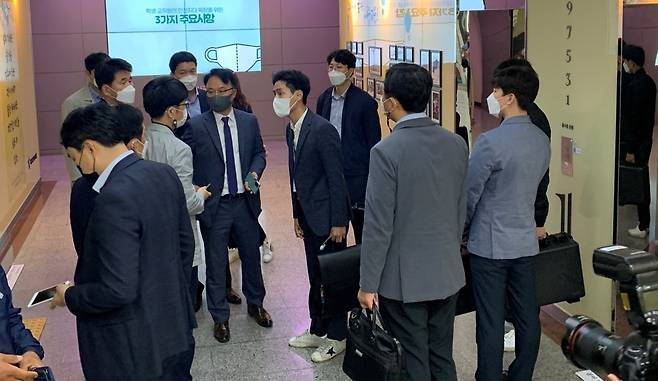 Officials from the Corruption Investigation Office for High-ranking Officials on Tuesday raid the workplace of Seoul education chief Cho Hee-yeon in connection with an ongoing probe against him. (Kan Hyeong-woo/The Korea Herald)